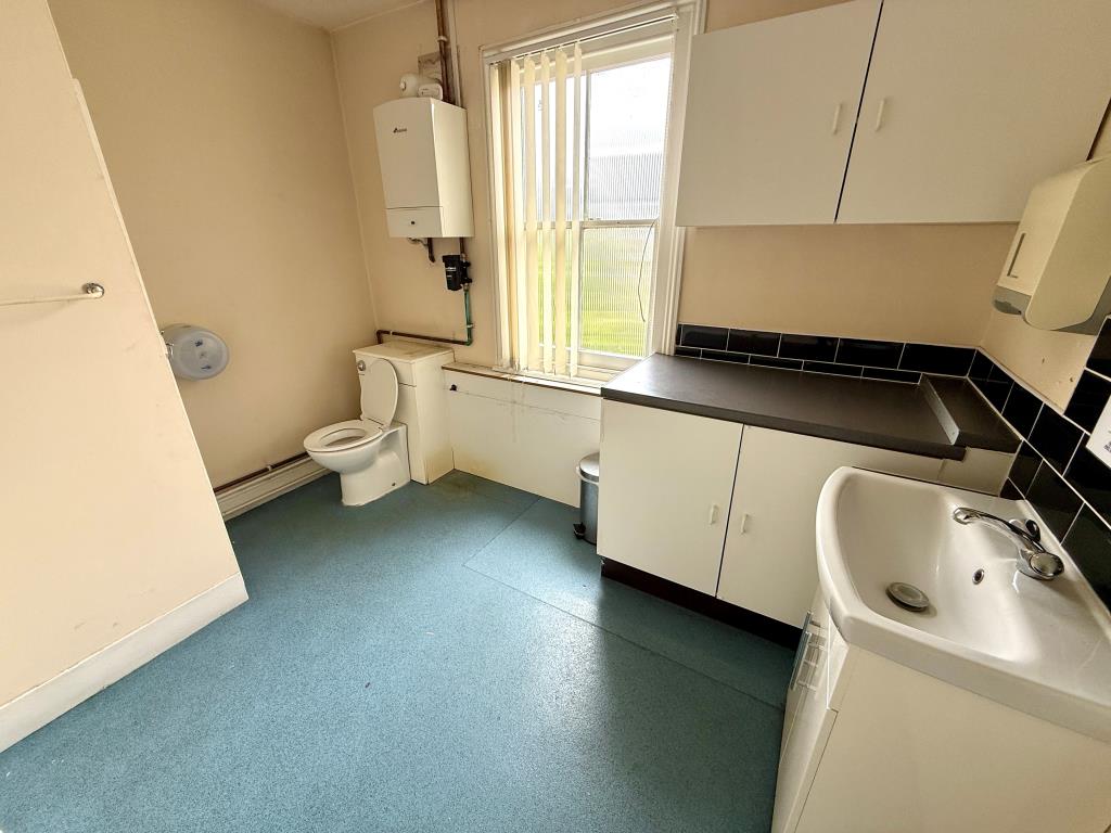 Lot: 25 - FORMER DOCTORS SURGERY WITH POTENTIAL - Upstairs W.C.
